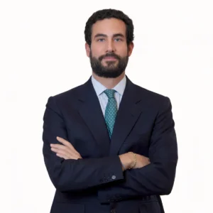 Ritratto professionale di un uomo in abito blu con cravatta verde, foto profilo LinkedIn a Milano