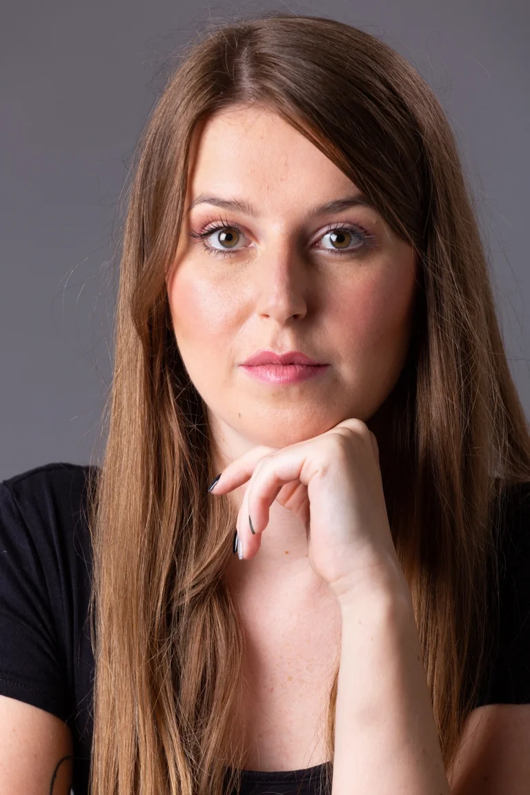 Headshot di attrice con capelli lunghi