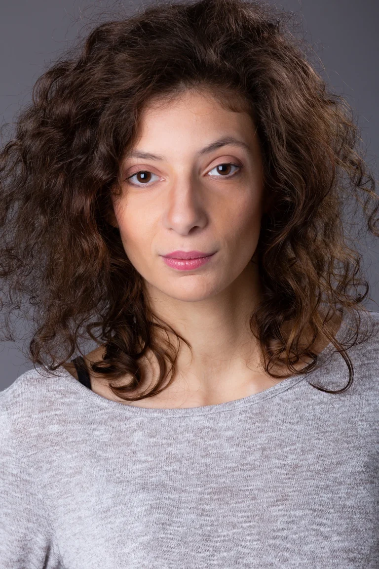 Headshot neutro di attrice con capelli ricci, book fotografico attori a Milano