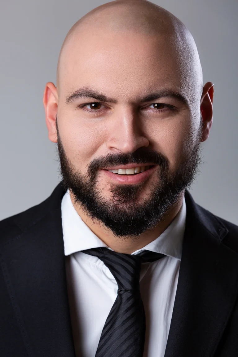 Headshot di attore con barba in abito e cravatta, book fotografico attori a Milano