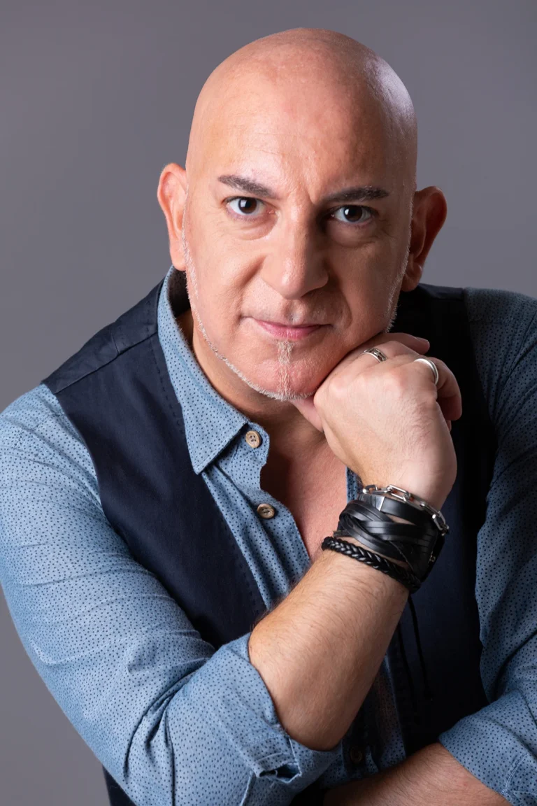 Headshot di attore maturo in camicia denim, book fotografico attori a Milano