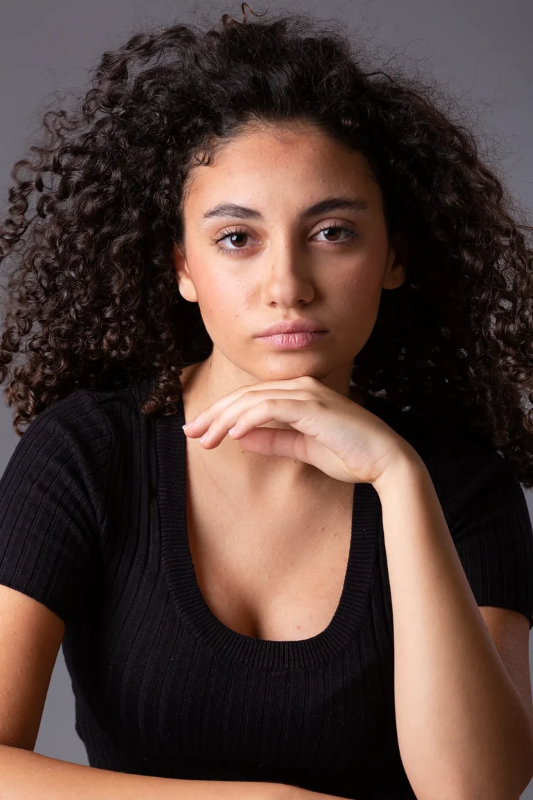 Primo piano di attrice con capelli ricci
