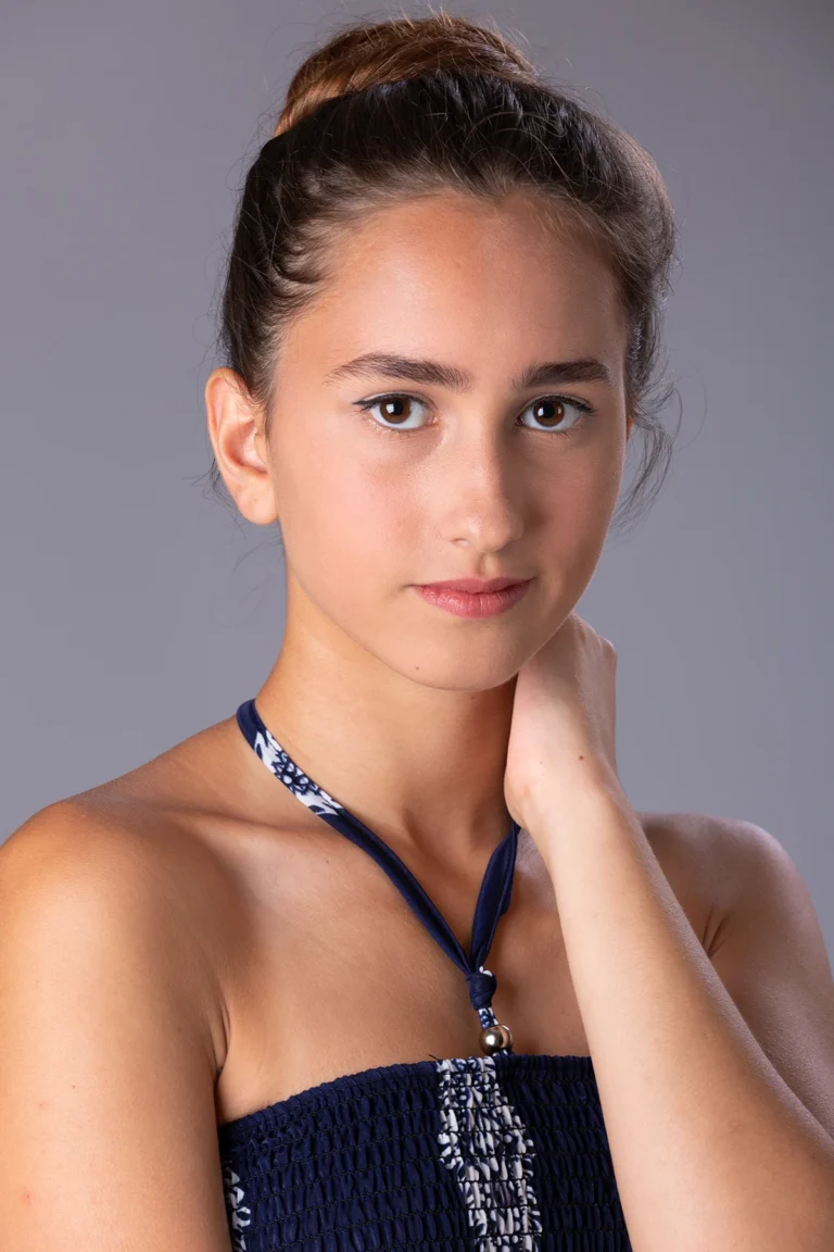 Primo piano di giovane attrice con chignon