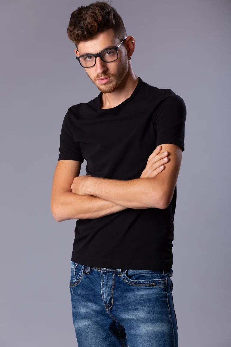 Giovane attore con occhiali e t-shirt nera