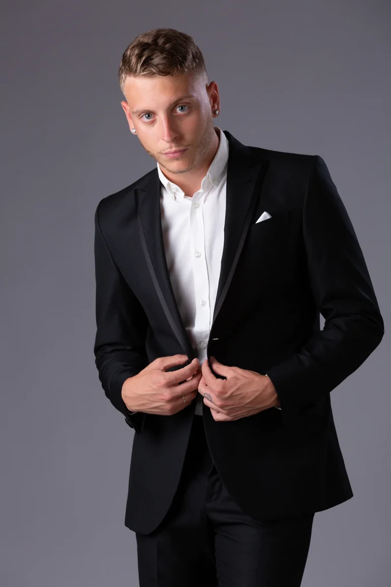 Attore in abito nero elegante