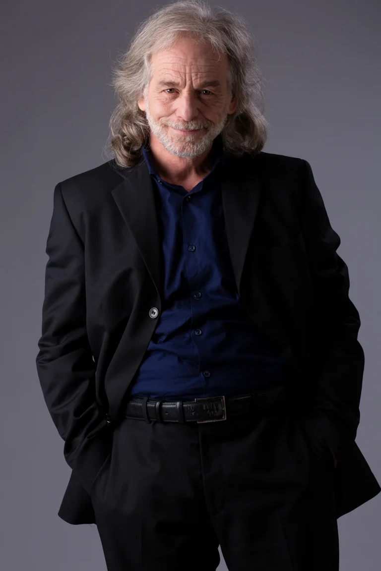 Attore maturo in abito scuro, piano americano